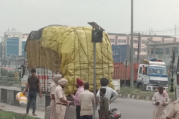 In Ludhiana, 22 vehicles were challaned for running against the rules, 3 buses and 1 truck were also stopped.